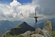56 Alla crocetta di vetta del Pizzo Scala (2427 m) con vista sul Monte Moro al centro, Val di Lemma a sx e di Tartano a dx